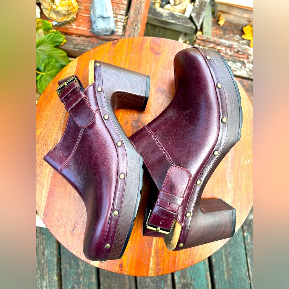 Clarks size 9.5 Burgundy Leather Mules.